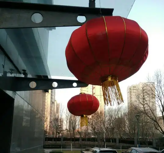 小区门口的灯笼挂起来喽