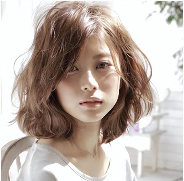 减龄又洋气的"挂耳烫发"还有人不知道吗?这款发型圆脸也很适合