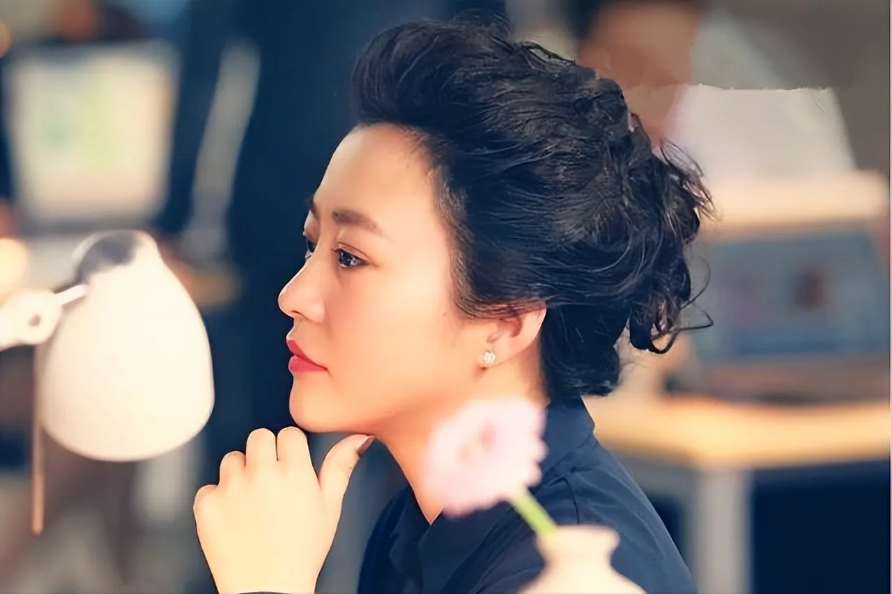 郝蕾不光在综艺《来者何人》上金句频出,一句"演员有什么辛苦的"替