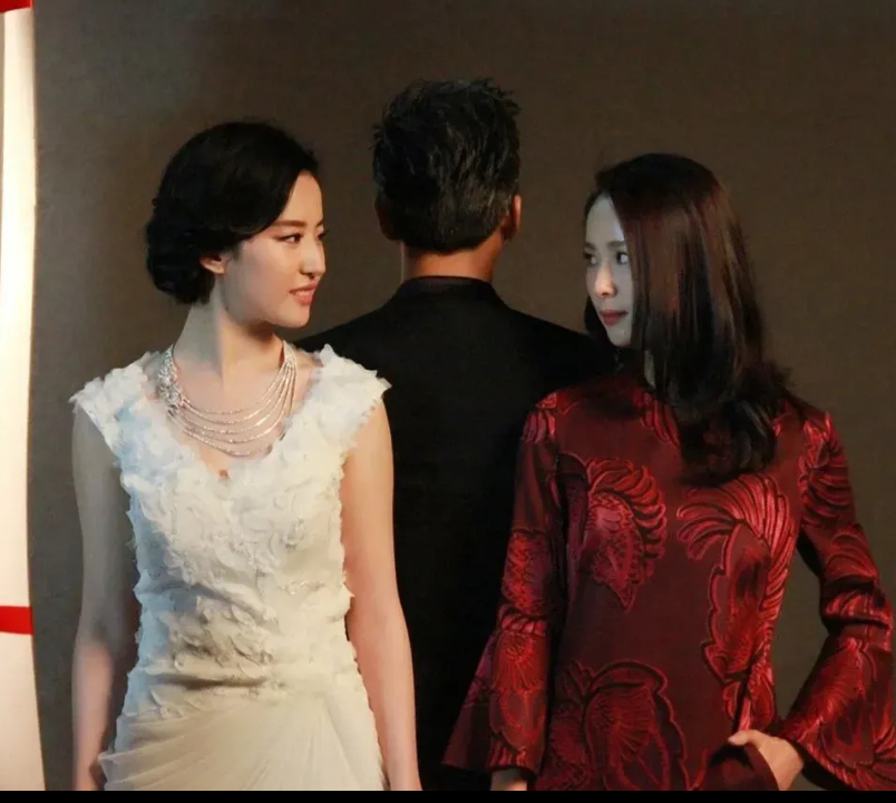 刘亦菲 邓超  江一燕   这是哪一部电影剧照呢?