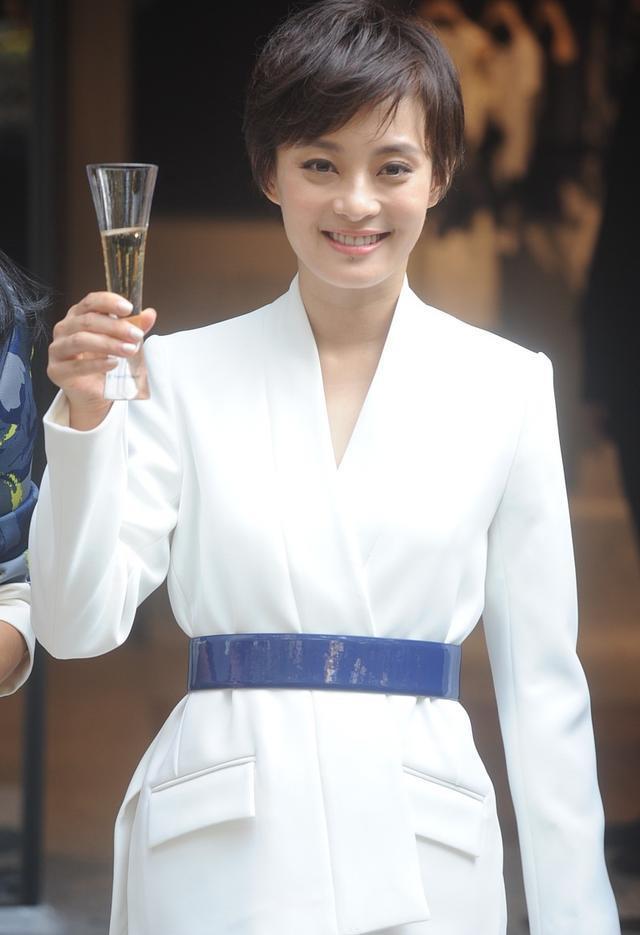 孙俪瘦过头了,西装都撑不起来,系上腰带还这么松垮