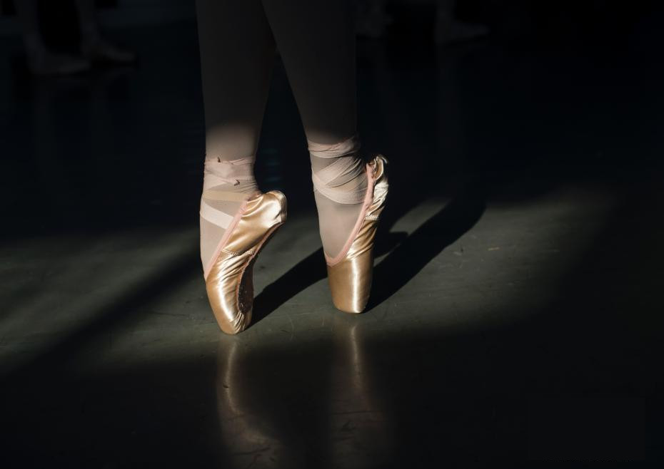 端村学校的舞蹈教室,一位女孩在夕阳下起舞.