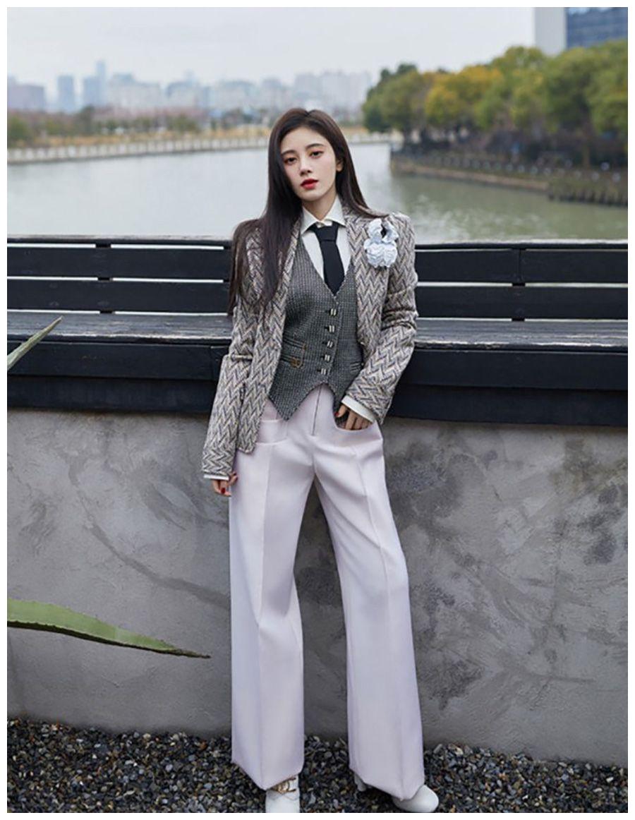 鞠婧祎四月大片出炉站到梯子上的那一刻确定身高159cm