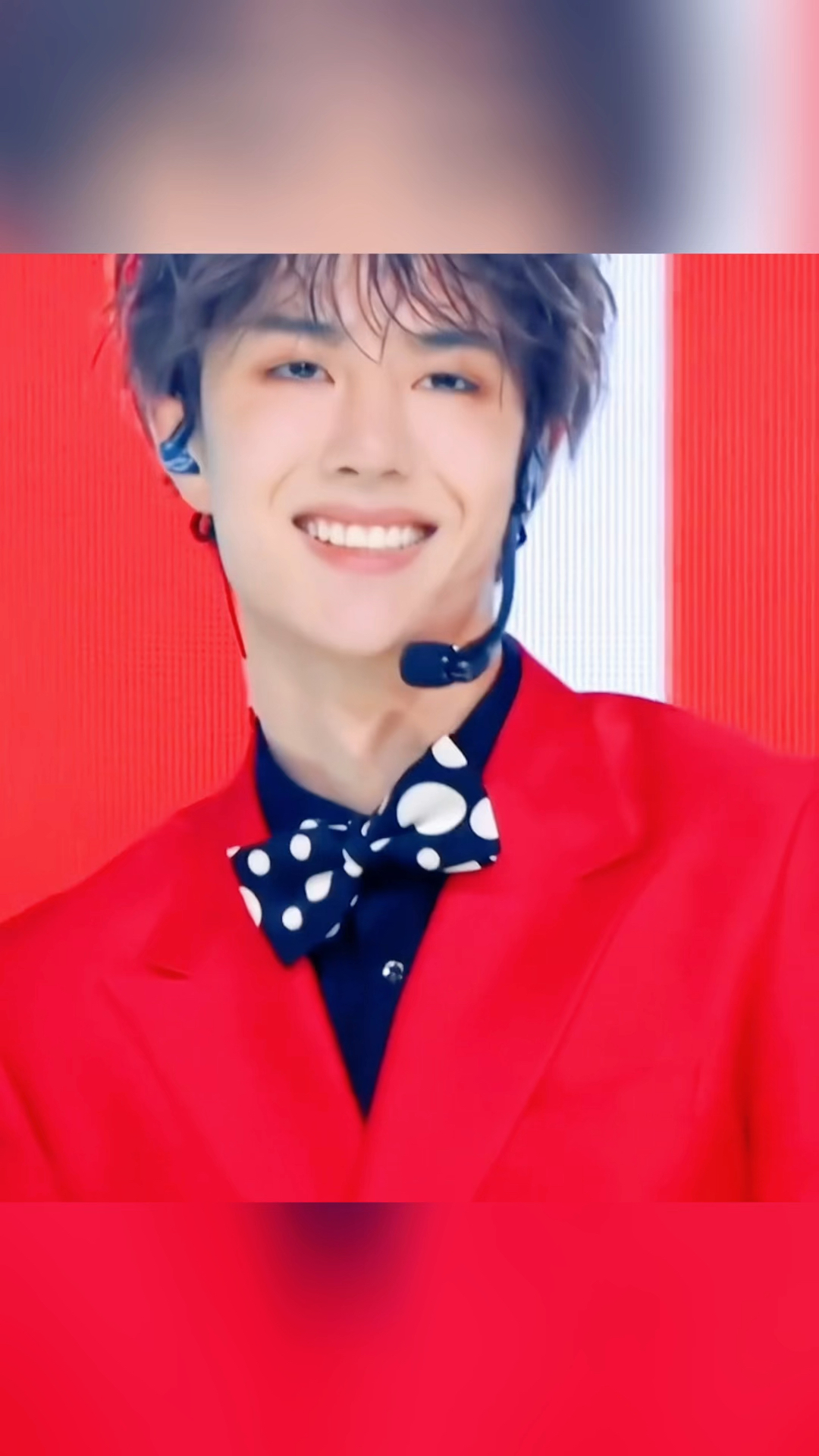 梦回创造营王一博红西装搭头盔的舞台,实在太酷了,肖战的笑容也太治愈