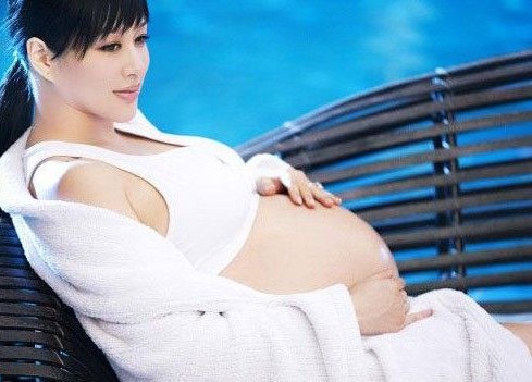 女星大肚照比美:梁静茹俏皮应采儿美艳