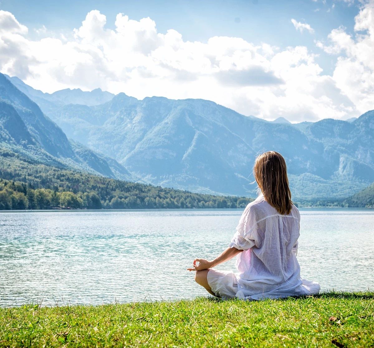 最后肖升的音乐治疗,让我想起了,同等的冥想,通过乐器,悠扬的声音放松