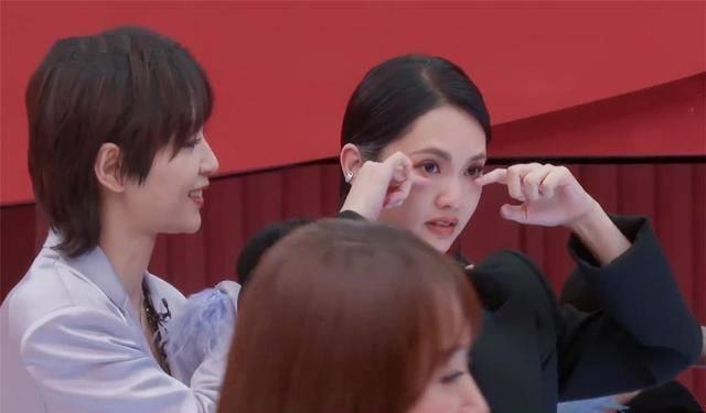 有些不知所措,难过的心情表露无疑,察觉她情绪的周笔畅也赶紧上前安慰