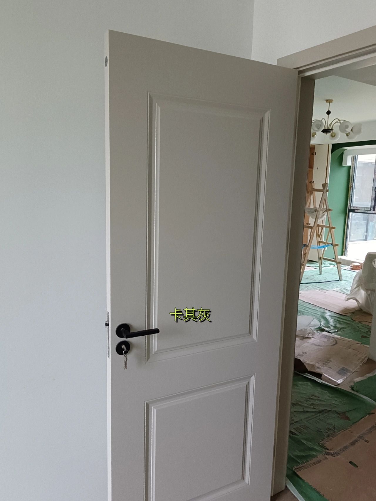 美美高级感卡其灰美式门来了 虽然现在流行轻奢风,平板门或简单的一些