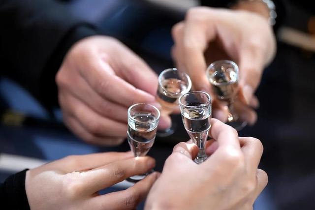 每天喝少量白酒,除了对降血糖有帮助外,身体还会发生哪些变化?