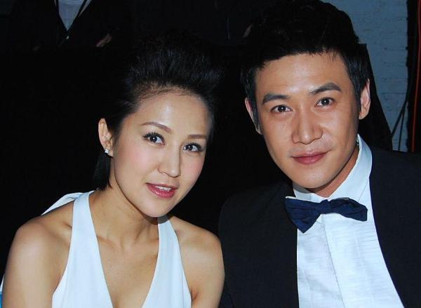 陆毅鲍蕾现身网红婚礼,格格不入显尴尬,穿一身黑被指不吉利