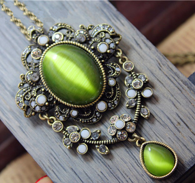 宫廷复古 精致雕花镶钻白绿双色猫眼石项链