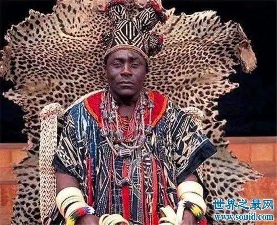 男孩16岁当上非洲酋长,继承父亲100个老婆!