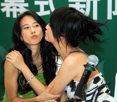 记者会上赵薇莫文蔚激吻吓坏记者组图