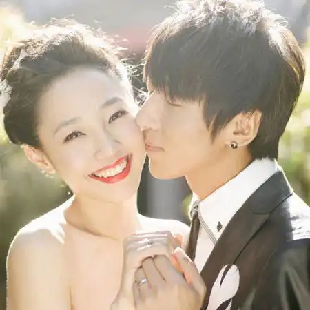 白百合陈羽凡结婚照青春不再徘徊