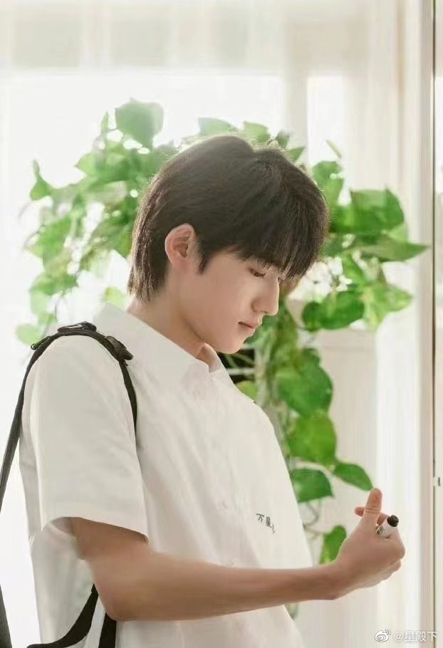 篮球场,教学楼,校园气息浓厚,宋亚轩一头栗色短发,身穿白色衬衫,搭配