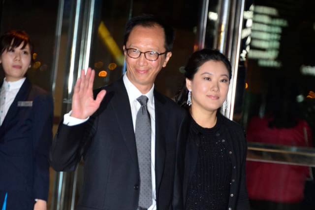 伏明霞与68岁老公甜蜜现身,手挽手缓慢前行,结婚18年仍恩爱如初