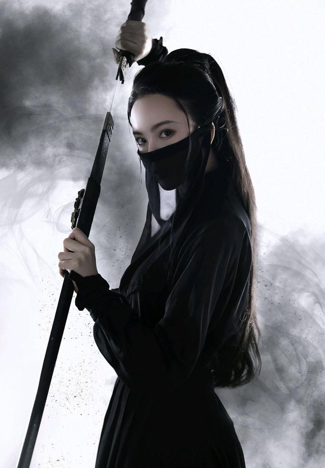 一身黑衣手持宝剑.这样英姿飒爽的小姐姐你爱了吗!
