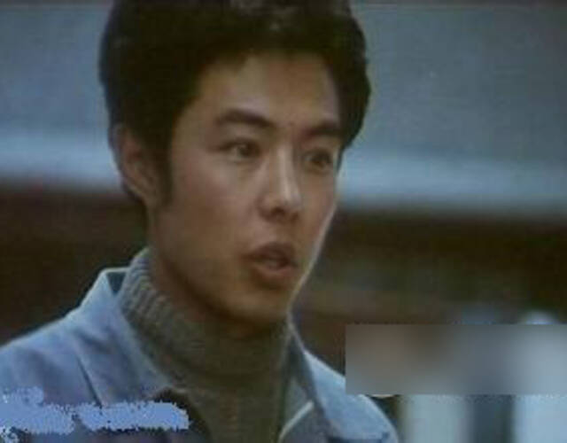 张铁林虽然看上去严肃端庄,其实年轻的时候也是非常青春帅气的.