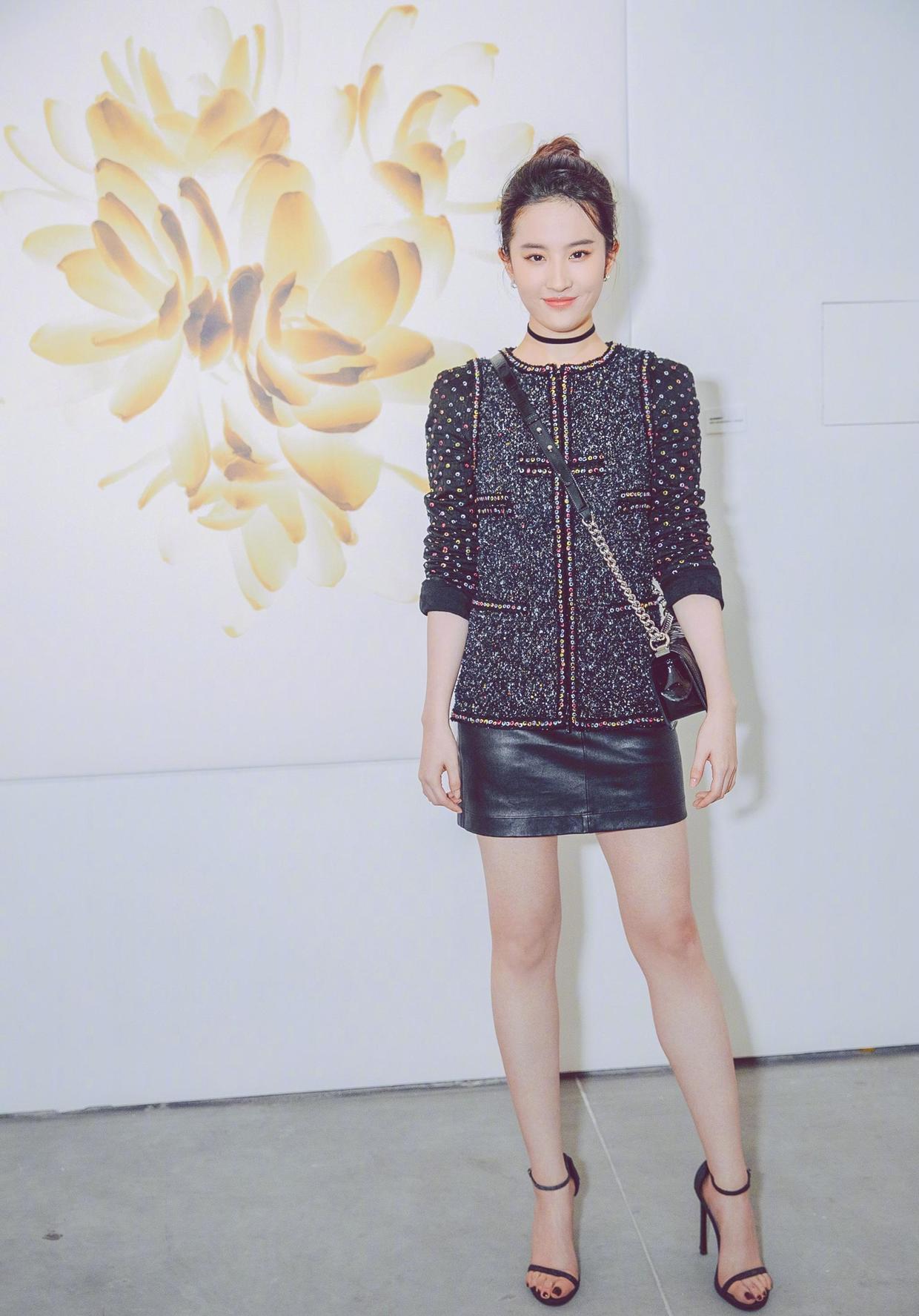 仙女姐姐刘亦菲的夏季穿搭,穿白色印花连衣裙高级时髦,仙气飘飘