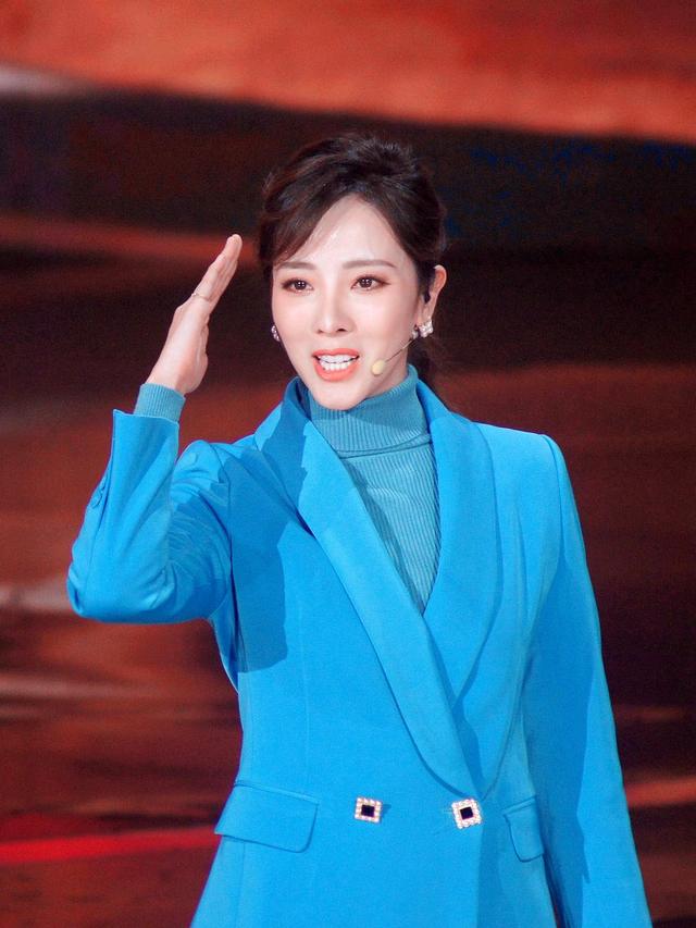 打开电视,锁定节目《回声嘹亮》的时候,总是能看到主持人李思思笑容