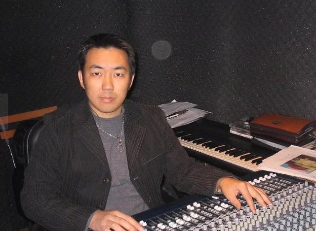 当时湖南籍音乐人何沐阳在深圳已经小有名气了,但因为那一年的非典