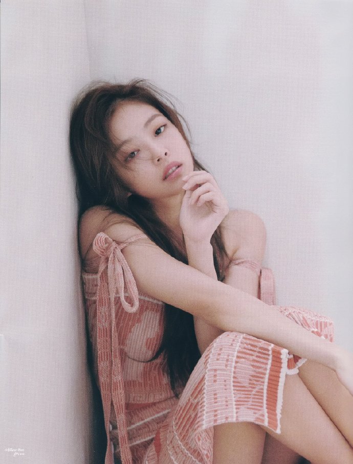 jennie最新杂志海报