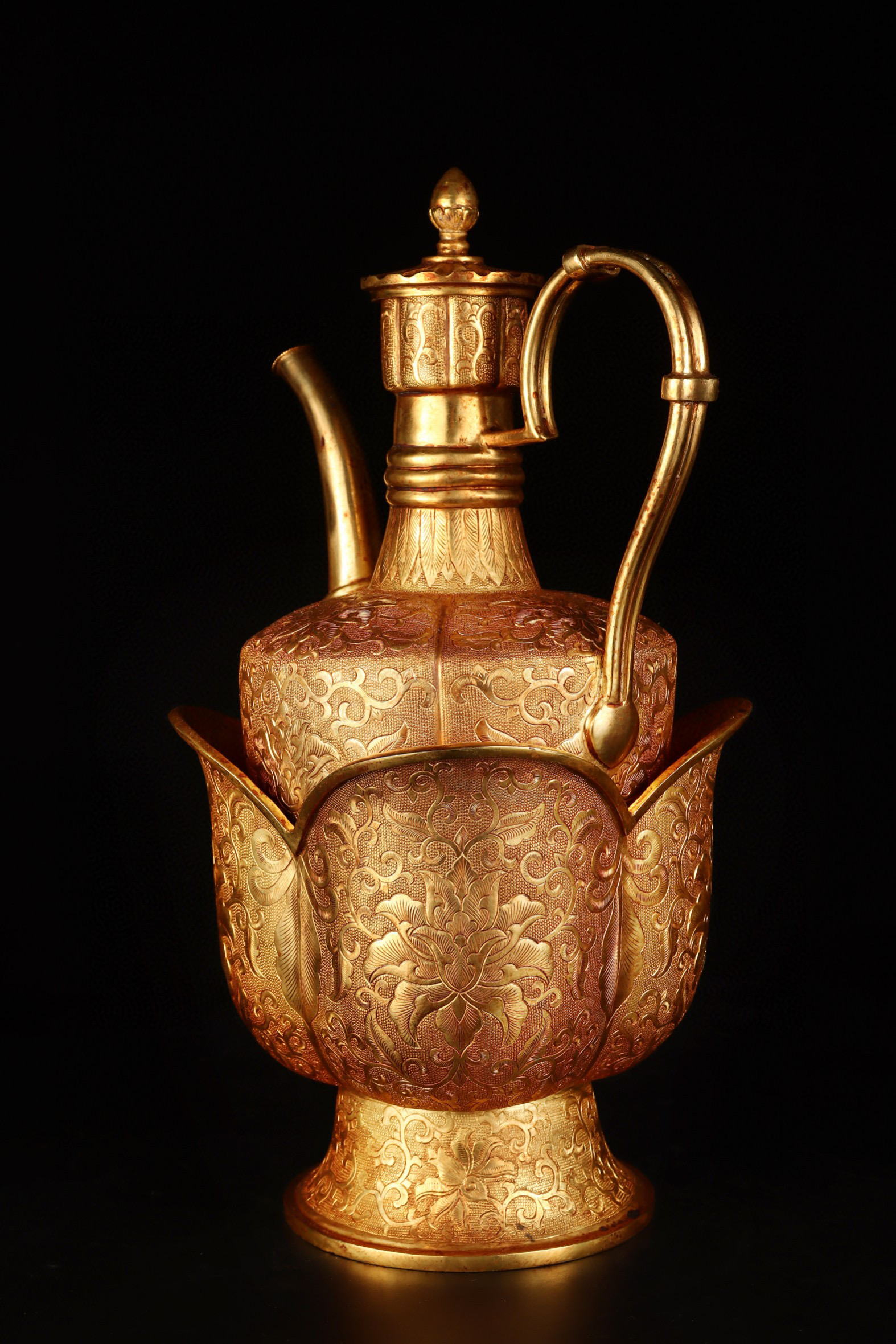 唐代铜鎏金酒壶 重1742克,高34厘米,宽17.5厘米