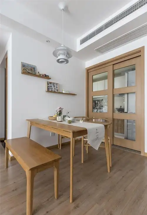 北欧原木风家庭餐厅装修设计图片