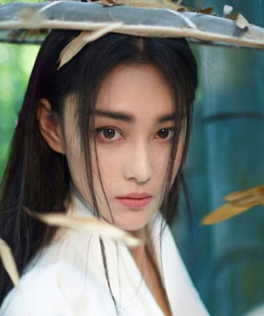 张馨予曾被称为黑料女王,她的过去经历中充斥着各种"黑历史","大尺度"