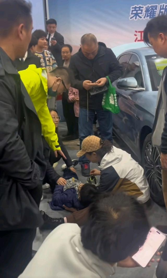 车展极氪撞人,值得反思!_太平洋号