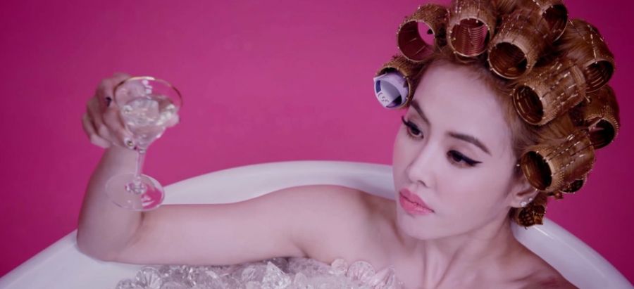 play我呸mv曝花絮图片 蔡依林裸身泡澡夺眼