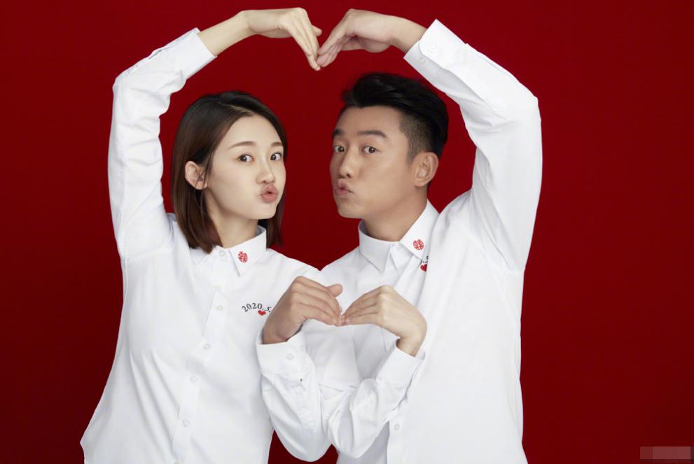 一家四口出镜很幸福 郑恺与妻子苗苗带着两个孩子一起在步行街游玩,一