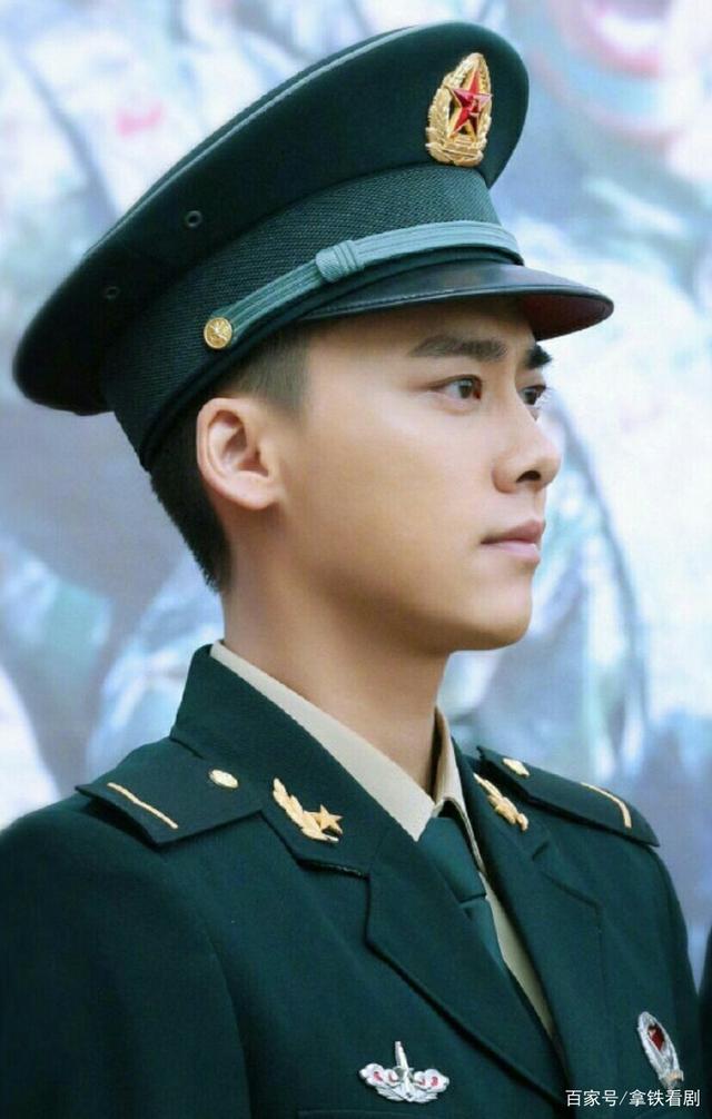 明星军装照哪家强张若昀痞帅王一博英气他让人刮目相看