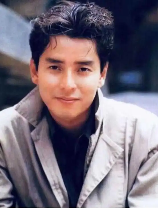 回顾谭咏麟"一夫二妻"生活:和正室相约丁克,和红颜知己生子