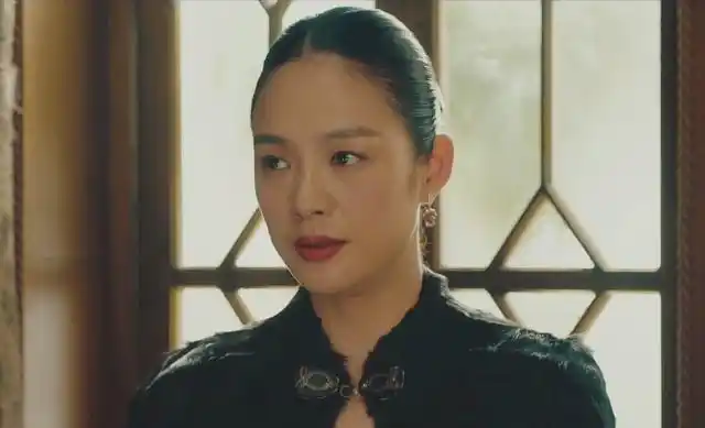 周韵一出道就走上了演艺巅峰,刚出道就和梁朝伟搭档拍广告,那年她还