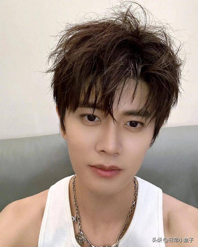 任嘉伦颜值爆表!无袖自拍照惊艳社交媒体,网友疯狂点赞!