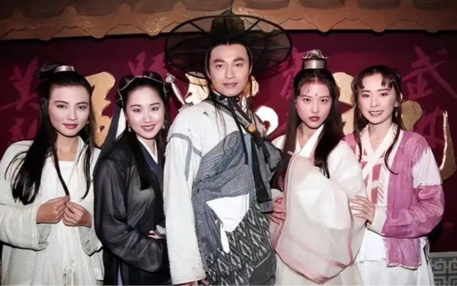 周海媚台湾版倚天屠龙记演员的合影.