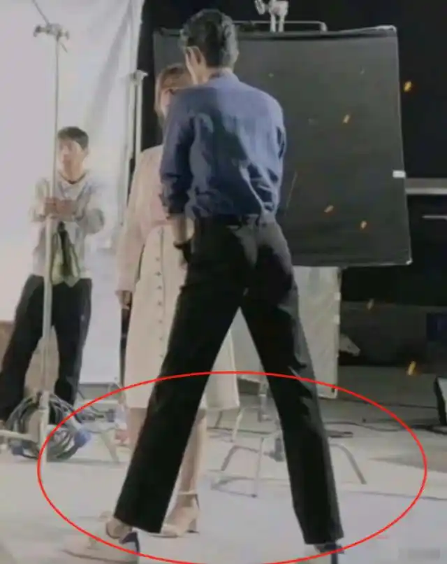 难怪电视里只有上半身镜头下移后是观众看不了的尴尬画面