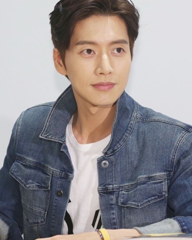 朴海镇冷面写真曝光 帅气十足引粉丝尖叫