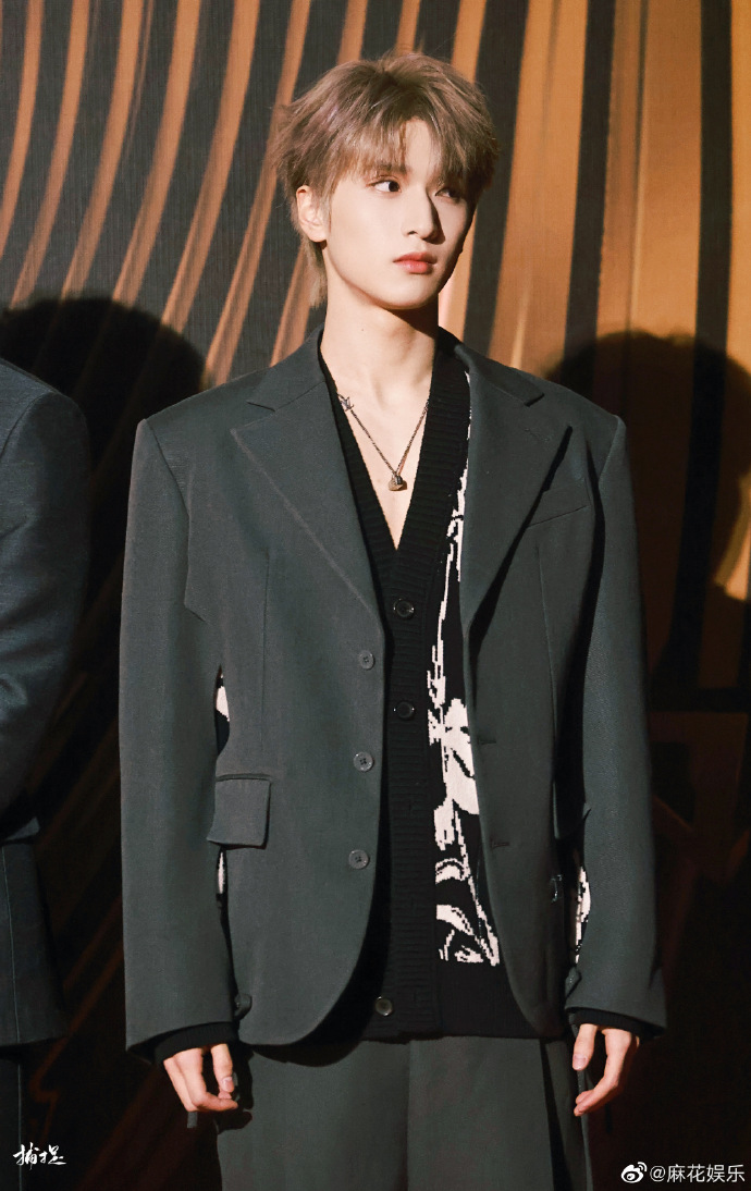 伟大的,痞帅的,90的脸跟身材,,#严浩翔微博音乐盛典红毯生图