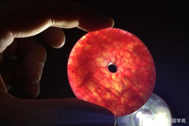 考古发现千年"血玉",该不该拿?队员如获至宝,专家却忐忑不安