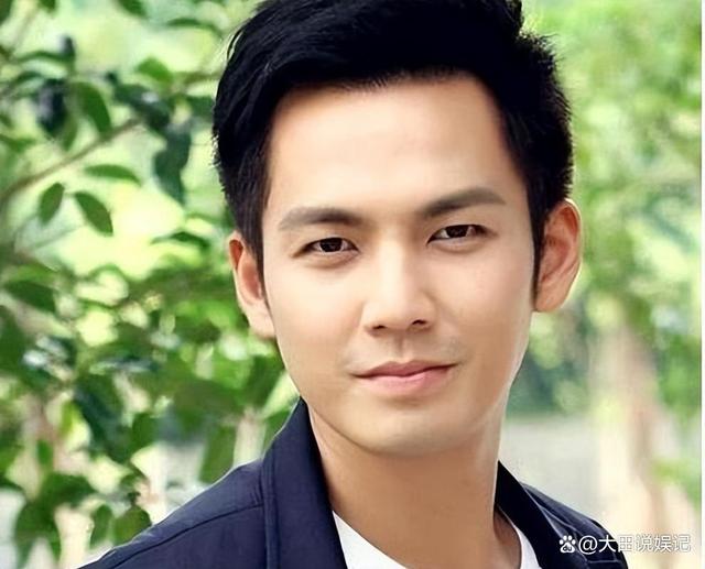 1992年,19岁的钟汉良考入tvb舞蹈训练班,宛如一个刚破茧而出的蝴蝶