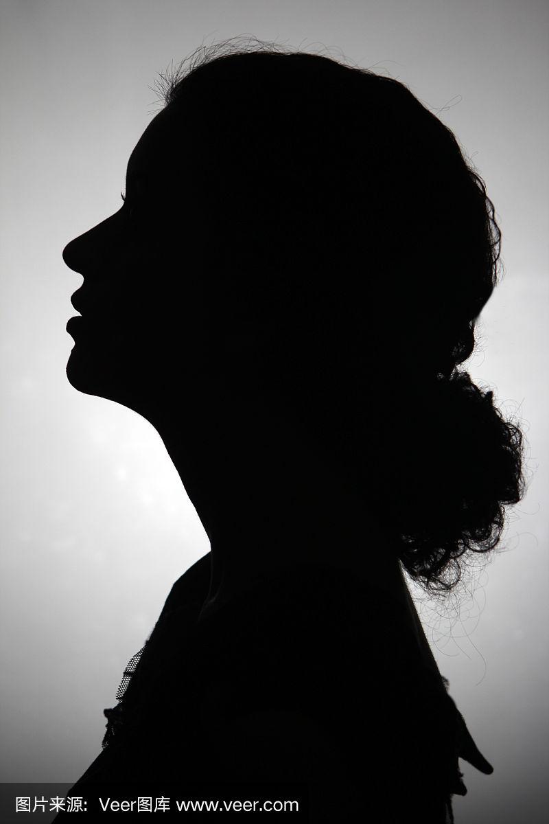 一个女人的黑白剪影