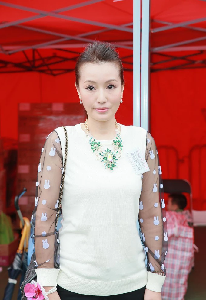 黄纪莹的五官很有复古样,平时看着很低调,但骨子里很有傲气_腾讯新闻