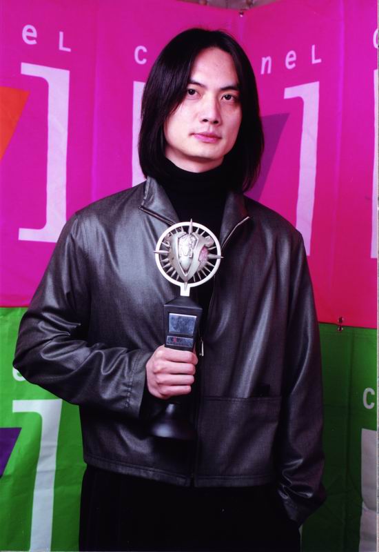 图文:群星闪耀cma2001颁奖典礼-李泉领奖