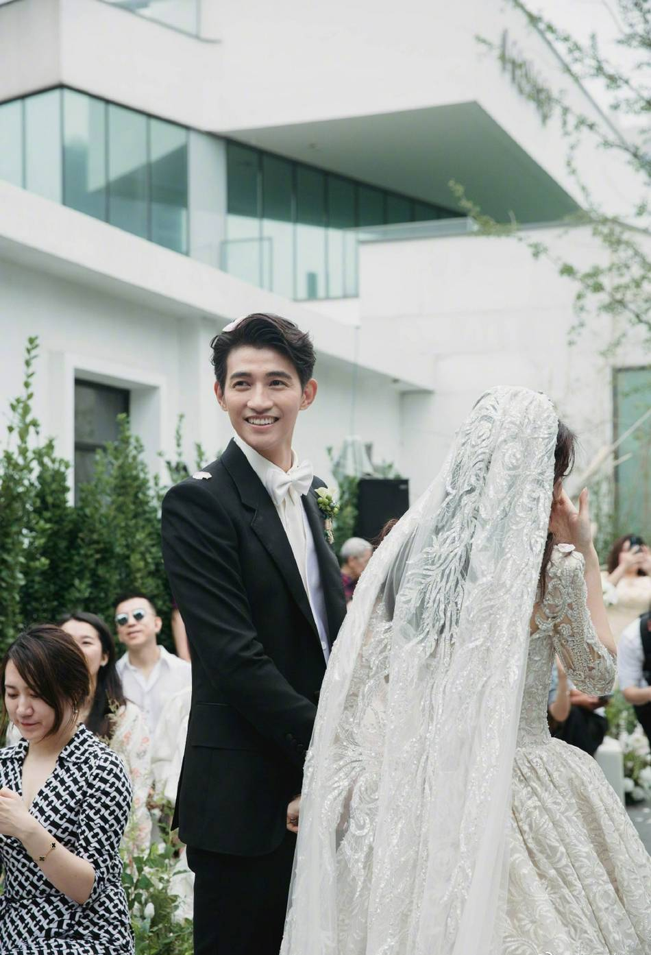 李子峰晒婚礼照 透露太紧张宣誓词忘了临时组织