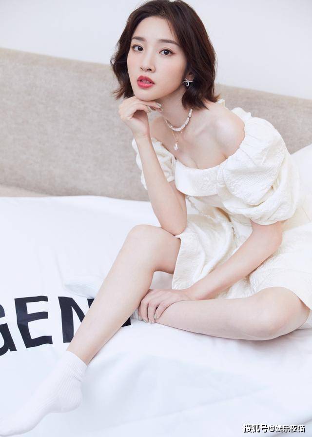 唐艺昕穿一字肩白色短裙扮自带清纯与甜美气质