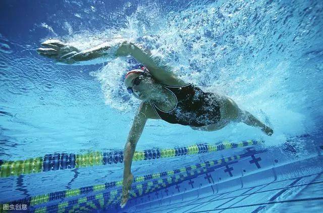 不会高肘抱水你的自由泳游起来会很累