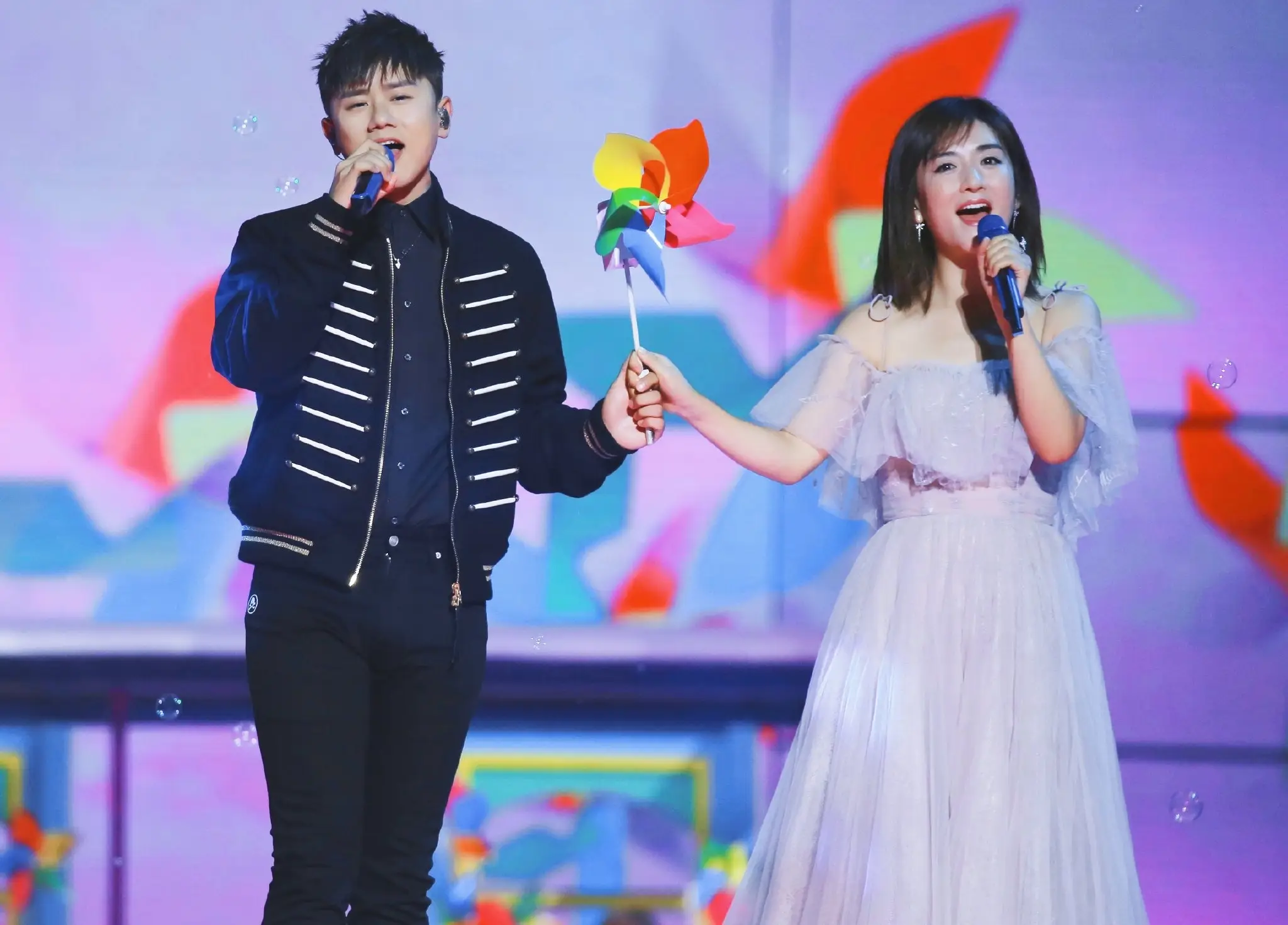 张杰谢娜带娃出游,泳池边"生无可恋"?网友:原来明星也