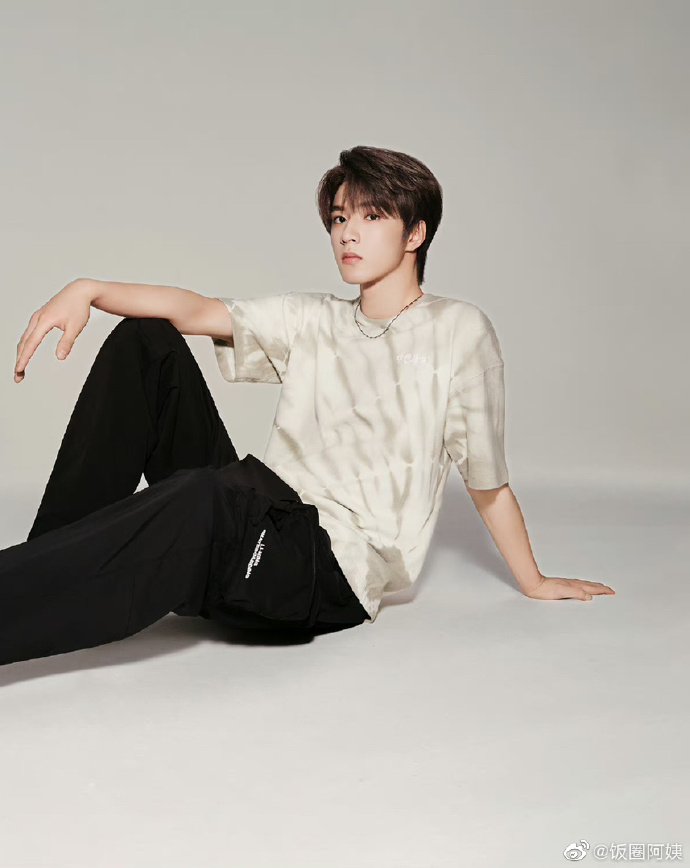 这原来是条堆堆裤啊,看刘耀文穿完全没看出来,腿是真的长啊!